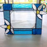 生徒さんの作品。透明の花が印象的な写真たて。