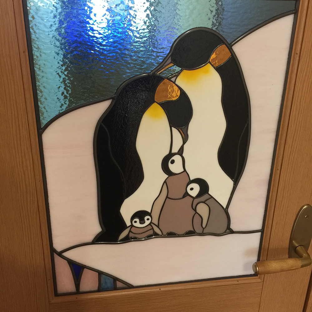 ステンドグラスパネル「ペンギン」の施工 | ステンドグラス工房オクノシオ