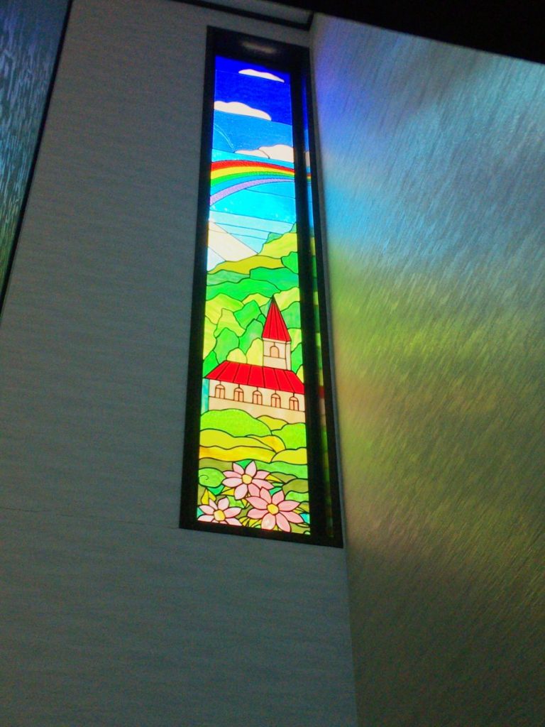 赤い教会のステンドグラス | ステンドグラス工房オクノシオ