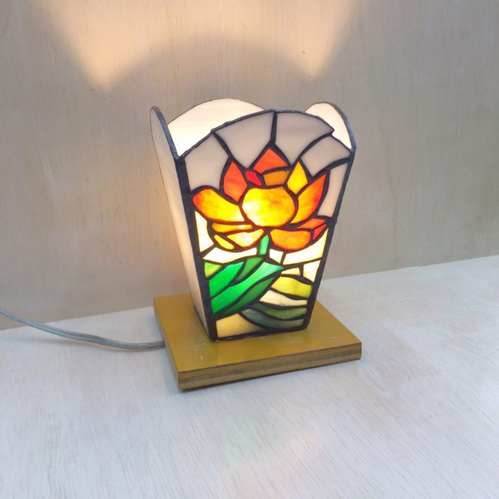 生徒さんの作品。ステンドグラスの蓮のキャンドルホルダー | ステンド