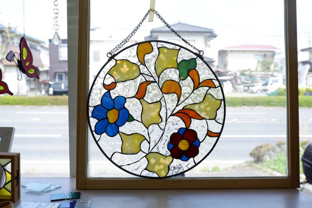 生徒さんの作品。ステンドグラス草花丸パネル | ステンドグラス工房