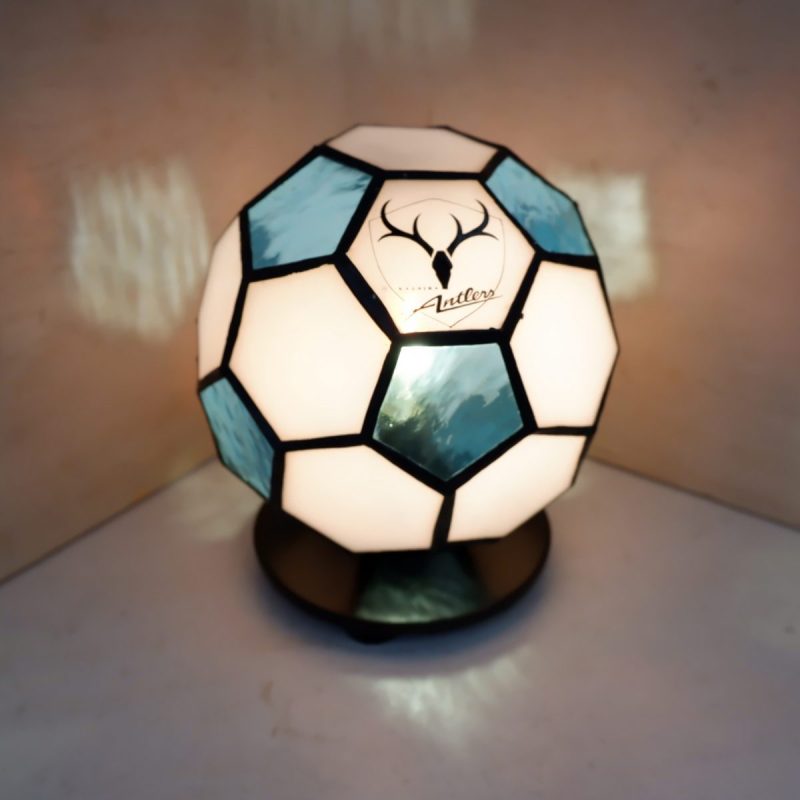 生徒さんの作品。サッカーボールのランプ | ステンドグラス工房オクノシオ