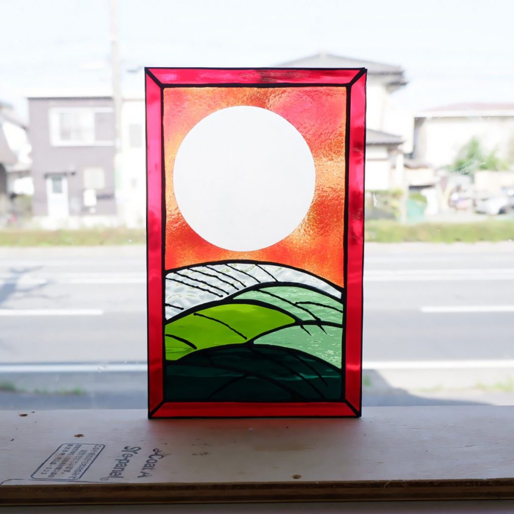ステンドグラスパネル　お花の間に映る丘の風景 夏 のお花の作品達 #tiffanyglass #stainedglass #ユリ #colour
