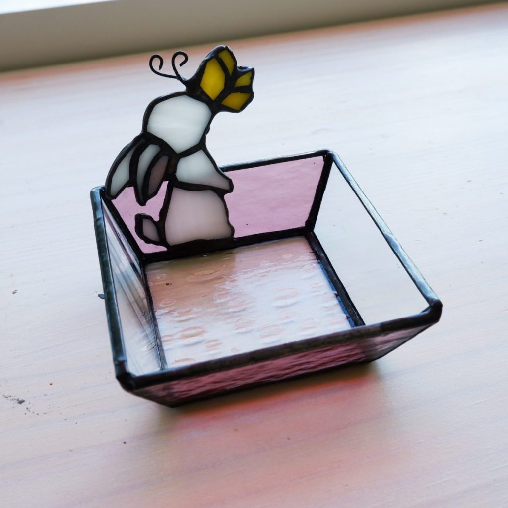 生徒さんの作品。ステンドグラスのうさぎのトレー | ステンドグラス