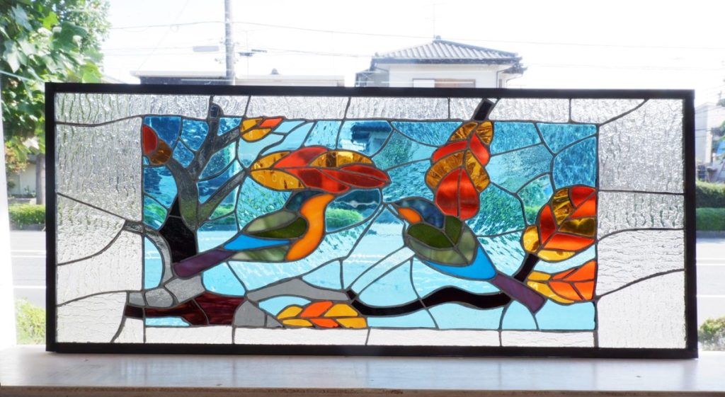 生徒さんの作品。ステンドグラスの鳥のパネル | ステンドグラス工房