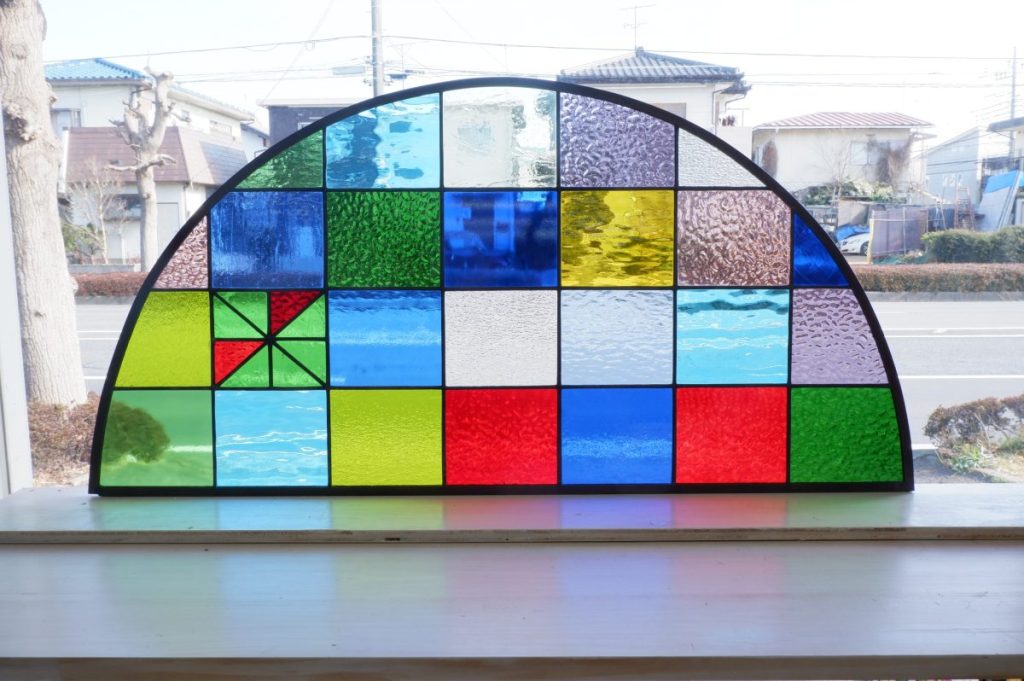 ドアの上の半円の欄間用のステンドグラス | ステンドグラス工房オクノシオ