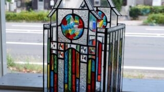 専用ガラスのお城と教会 生徒さんの作品。ステンドグラスのお城 | ステンドグラス工房