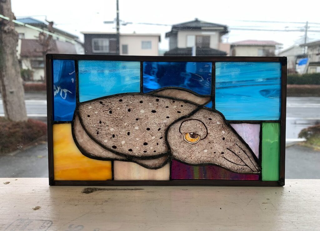 生徒さんの作品。ステンドグラスのイカの絵付けパネル | ステンド