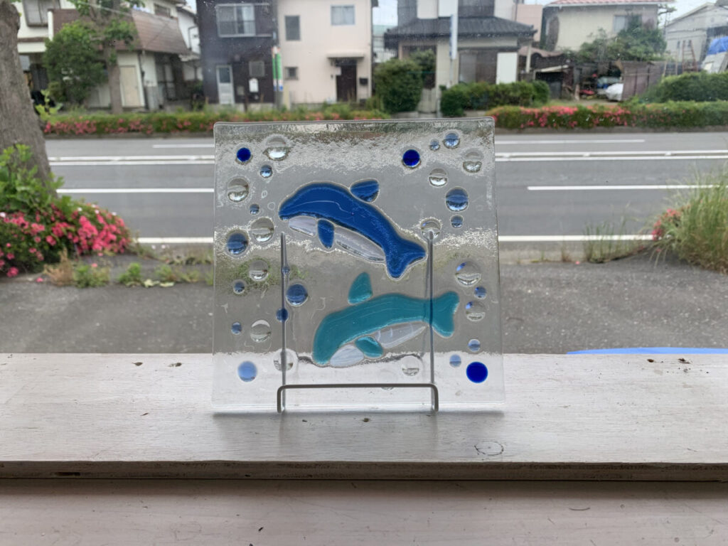 生徒さんの作品。イルカのフュージング パネル | ステンドグラス工房