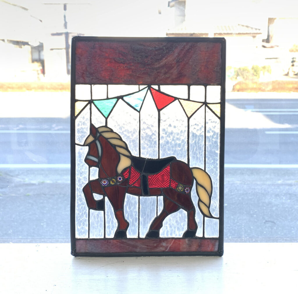 生徒さんの作品。ステンドグラスの馬のパネル | ステンドグラス工房