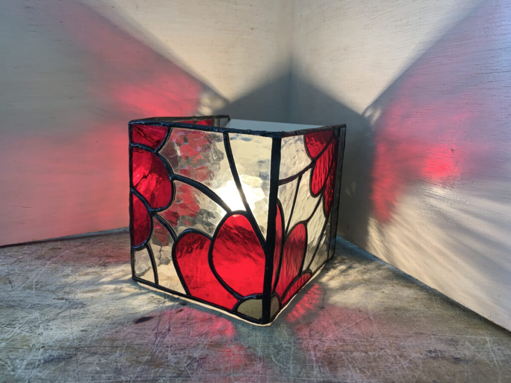 生徒さんの作品。ステンドグラスのボックス型ブラケットランプ
